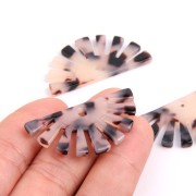 Pendentif demi-soleil 19x38 mm en acétate - Ecaille de tortue - Beige - Noir x1