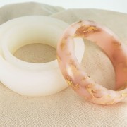 Moule silicone pour réaliser des bracelets en résine 60x25x7 mm x1|raw }}