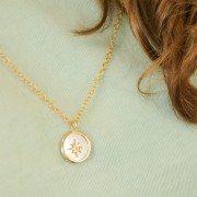 Pendentif rond nacre 19x17 mm - motif rond travaillé - Plaqué Or 3 microns x1