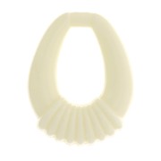 Pendentif goutte évidée et travaillée en résine opaque 30x24 mm - Ecru x1