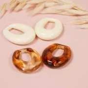 Pendentif goutte évidée et travaillée en résine opaque 30x24 mm - Ecru x1