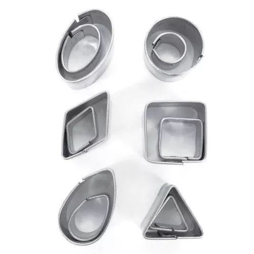Set de 12 mini emporte-pièces formes géométriques