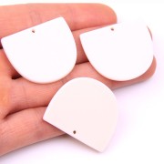 Pendentif demi-lune en acétate mat 29x34 mm - Ivoire x1