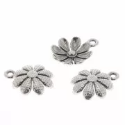 Pendentif fleur travaillée 13.5 mm - Placage argent fin vieilli x1