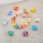 Assortiment 200 perles plates - lettres alphabet en relief 10mm Pastel Doré