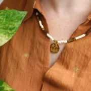 Pendentif rond plat 20 mm - scarabée gravé exclu Perles & Co - Nacre - Doré x1