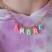 Assortiment de breloques lettres alphabet 11 mm en plastique - Pastel x100