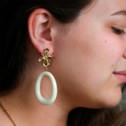 Pendentif ovale évidé en résine opaque 44x33 mm - Vert emeraude x1