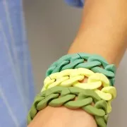 Maillon ovale torsadé en acrylique 30x21 mm - Opaque Paon Mat x1