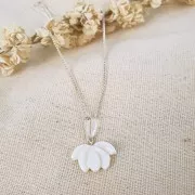 Fleur de lotus semi-percée en nacre 12x17 mm x1