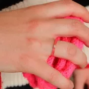 Bague fine réglable - résine époxy et oxyde Zirconium -Doré -Rose fluo -Crystal x1