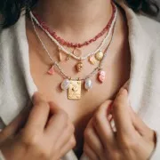 Breloque ronde facettée 5 mm en pierre gemme - Doré à l'or fin - Quartz rose x1