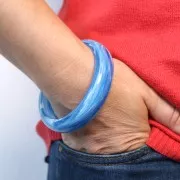 Bracelet jonc épais en résine transparente 67 mm - Bleu marbré x1