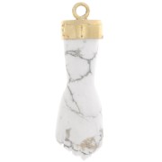 Pendentif poing fermé 38x12 mm en pierre gemme - Doré à l'or fin - Howlite