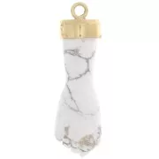 Pendentif poing fermé 38x12 mm en pierre gemme - Doré à l'or fin - Howlite