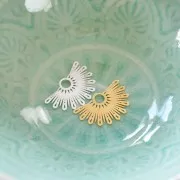 Pendentif demi-soleil ethnique évidé 15x25 mm exclu Perles&Co - Placage Argent fin