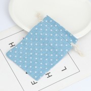 Pochon en coton motif pois pour bijoux - 95x135 mm - Bleu clair - Blanc x1