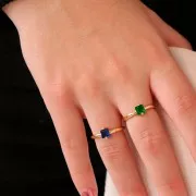Bague fine réglable avec oxyde de Zirconium carré - Doré - Emeraude x1