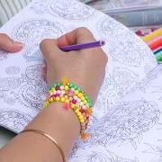 Mini breloque coeur 7x5 mm en résine époxy - Doré à l'or fin - Vert fluo x1