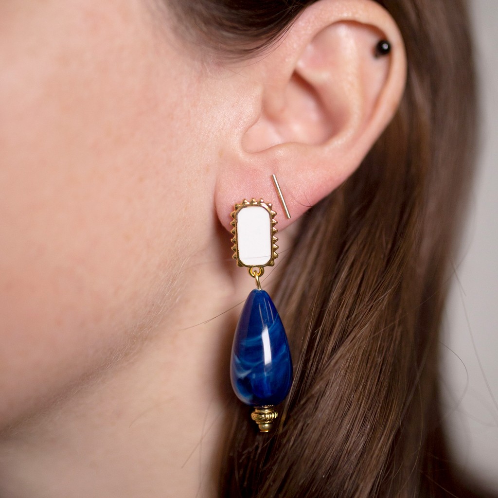 Boucles D'oreilles Pendantes Rectangles Dorées Et Blanches Nacrées - Fermoir à Clous - Neuf Avec étiquettes