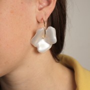 Pendentif fleur  40 mm en résine opaque - Blanc nacré x1