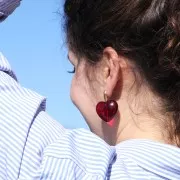 Perle coeur 26x27 mm en résine transparente - Rouge foncé x1