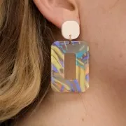 Clous d'oreilles carrés arrondis en acrylique opaque 15 mm - Crème x2