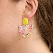 Pendentif demi-lune en acétate 29x33 mm - Terrazzo Vanille - Rose Pastel x1