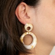 Clous d'oreilles rond évidé 20mm en acrylique - Marbré Bleu pétrole x2