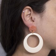 Clous d'oreilles ronds 18 mm en acrylique - Marbré Pêche x2