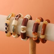 Perles tube incurvé en acrylique opaque 35x11 mm - Marron x6