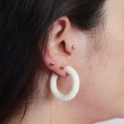 Créoles torsadées 31 mm en résine opaque - Ecru x2