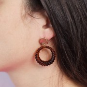 Pendentif rond évidé torsadé 29 mm en résine opaque - Bordeaux x1