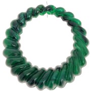Pendentif rond évidé torsadé 29 mm en résine opaque - Vert foncé marbré x1
