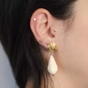 Clous d'oreilles rond motif fleur - anneau ouvert - 13 mm - Doré à l'or fin x2