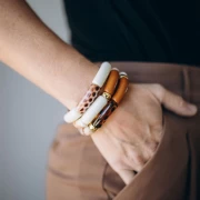 Perles tube incurvé en acrylique opaque 35x11 mm - Tacheté marron foncé x6