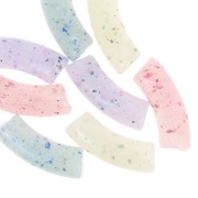Perles tube incurvé 35x11 mm en acrylique translucide - Pailleté multicolore x6