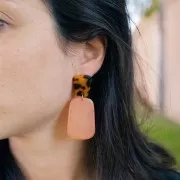 Clous d'oreilles trapèze en acétate 21x18 mm - Marbré Crème x2