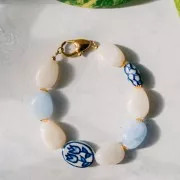 Perle plate ovale motif fleur en céramique 21x16.5 mm - Blanc - Bleu marine x1