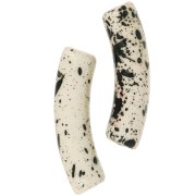 Perles tube incurvé en acrylique opaque 32x8 mm - Beige Tacheté Noir x6