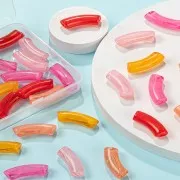 Coffret de 30 perles tube incurvé en acrylique transparent 35x11 mm Marbré Rose