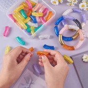 Coffret de 60 perles tube incurvé en acrylique transparent 35x11mm effet craquelé