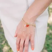 Breloque bouche 11x13 mm avec résine époxy - Doré à l'or fin - Rouge pailleté x1