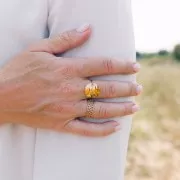 Bague ronde martelée avec fil diamanté - T52 à 59 - Acier inoxydable 304L Doré x1