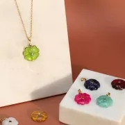Pendentif trèfle 21 mm imit gemme avec serti Doré Or fin - Hydro Peridot Crystal