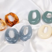 Pendentif goutte évidée en résine transparente 33x27 mm - Cassis x1