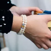 Breloque fleur ajourée 7 mm avec cabochon imitation nacre Acier inoxydable 304L x1