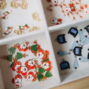 Breloque sapin de Noël 21x9 mm - Resine époxy - Acier inoxydable 316L - Bleu x1