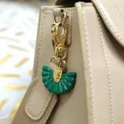 Pendentif éventail 28.5x40 mm en résine et Acier inox 316L Doré - Rouge marbré x1