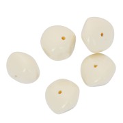 Perles nuggets 12x15 mm en résine opaque - Ecru x6